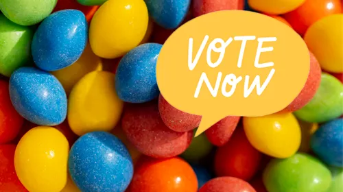 五顏六色的糖衣巧克力,旁邊的對話框寫著 VOTE NOW